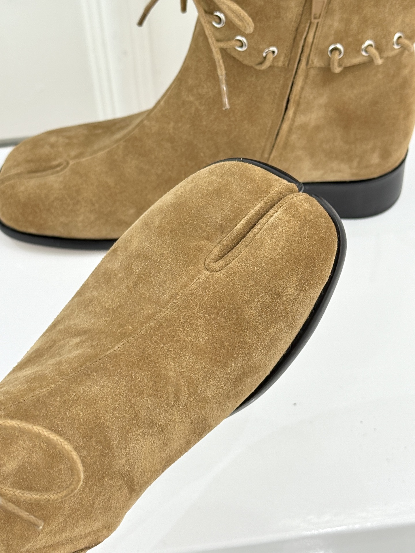 顶版 MaisonMargiela｜MM6马吉拉 复古绑带分趾粗跟短靴 绑带勾勒先锋解构感 粗跟稳稳撑起飒爽气场 上脚秒