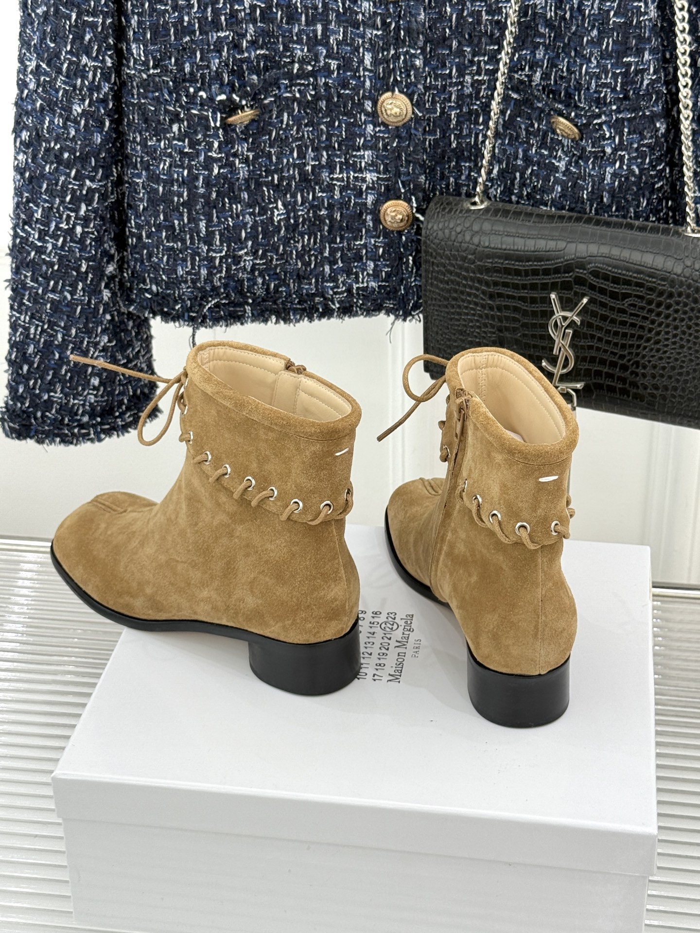 顶版 MaisonMargiela｜MM6马吉拉 复古绑带分趾粗跟短靴 绑带勾勒先锋解构感 粗跟稳稳撑起飒爽气场 上脚秒