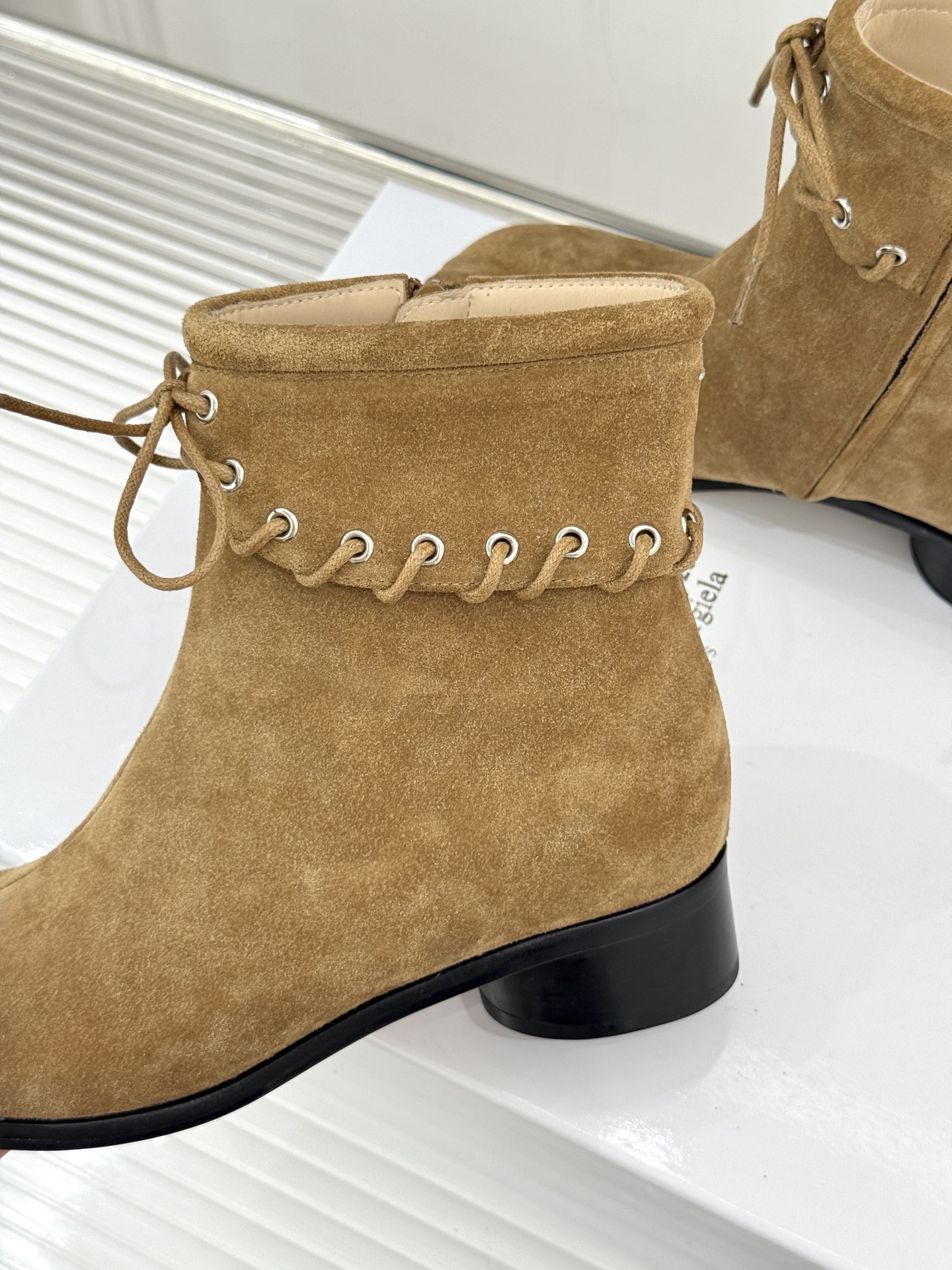 顶版 MaisonMargiela｜MM6马吉拉 复古绑带分趾粗跟短靴 绑带勾勒先锋解构感 粗跟稳稳撑起飒爽气场 上脚秒