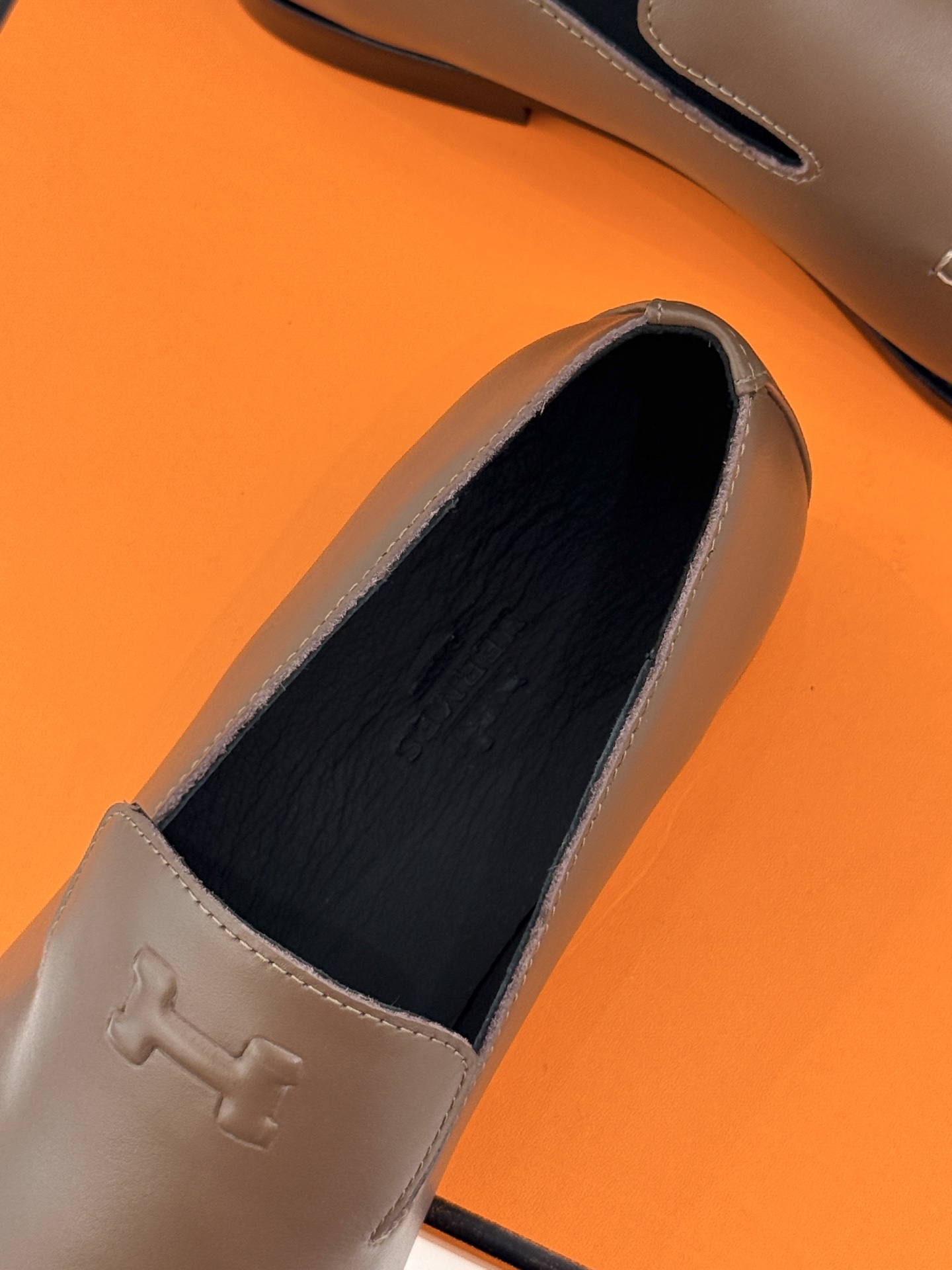 Hermès/爱马仕26WF新品 复古压印H平底乐福鞋 压印H标识真的绝 细腻麂皮上脚真的舒服 平底设计好走路 复古氛围 Hermès/爱马仕26WF新品 复古压印H平底乐福鞋 压印H标识真的绝 细腻麂皮上脚真的舒服 平底设计好走路 复古氛围