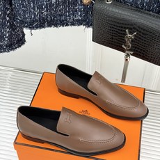 Hermès/爱马仕26WF新品 复古压印H平底乐福鞋 压印H标识真的绝 细腻麂皮上脚真的舒服 平底设计好走路 复古氛围 Hermès/爱马仕26WF新品 复古压印H平底乐福鞋 压印H标识真的绝 细腻麂皮上脚真的舒服 平底设计好走路 复古氛围