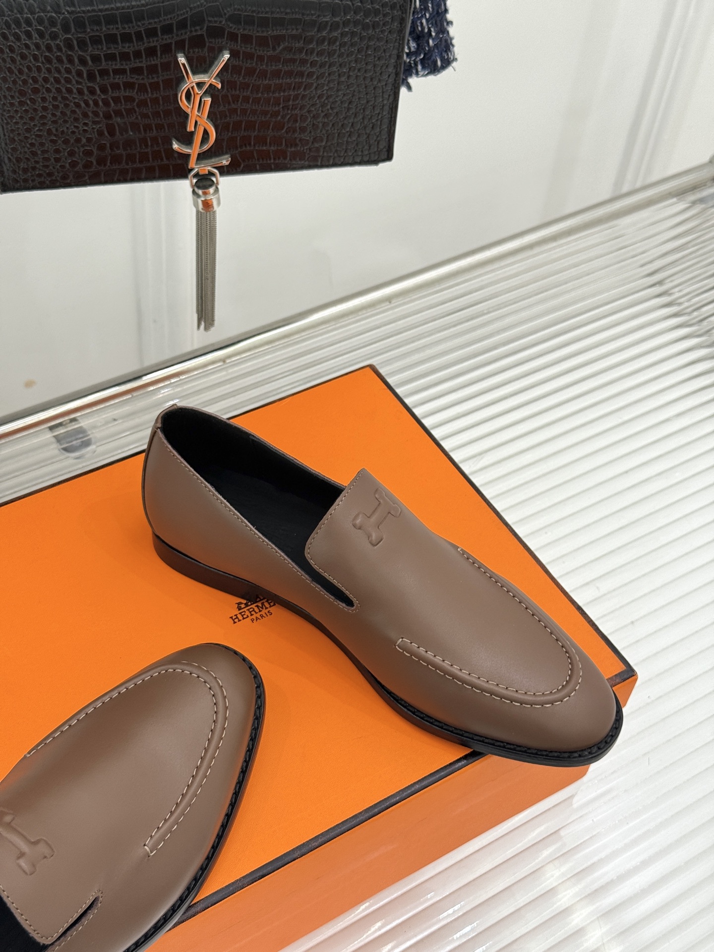 Hermès/爱马仕26WF新品 复古压印H平底乐福鞋 压印H标识真的绝 细腻麂皮上脚真的舒服 平底设计好走路 复古氛围 Hermès/爱马仕26WF新品 复古压印H平底乐福鞋 压印H标识真的绝 细腻麂皮上脚真的舒服 平底设计好走路 复古氛围