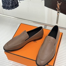 Hermès/爱马仕26WF新品 复古压印H平底乐福鞋 压印H标识真的绝 细腻麂皮上脚真的舒服 平底设计好走路 复古氛围 Hermès/爱马仕26WF新品 复古压印H平底乐福鞋 压印H标识真的绝 细腻麂皮上脚真的舒服 平底设计好走路 复古氛围