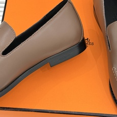 Hermès/爱马仕26WF新品 复古压印H平底乐福鞋 压印H标识真的绝 细腻麂皮上脚真的舒服 平底设计好走路 复古氛围 Hermès/爱马仕26WF新品 复古压印H平底乐福鞋 压印H标识真的绝 细腻麂皮上脚真的舒服 平底设计好走路 复古氛围