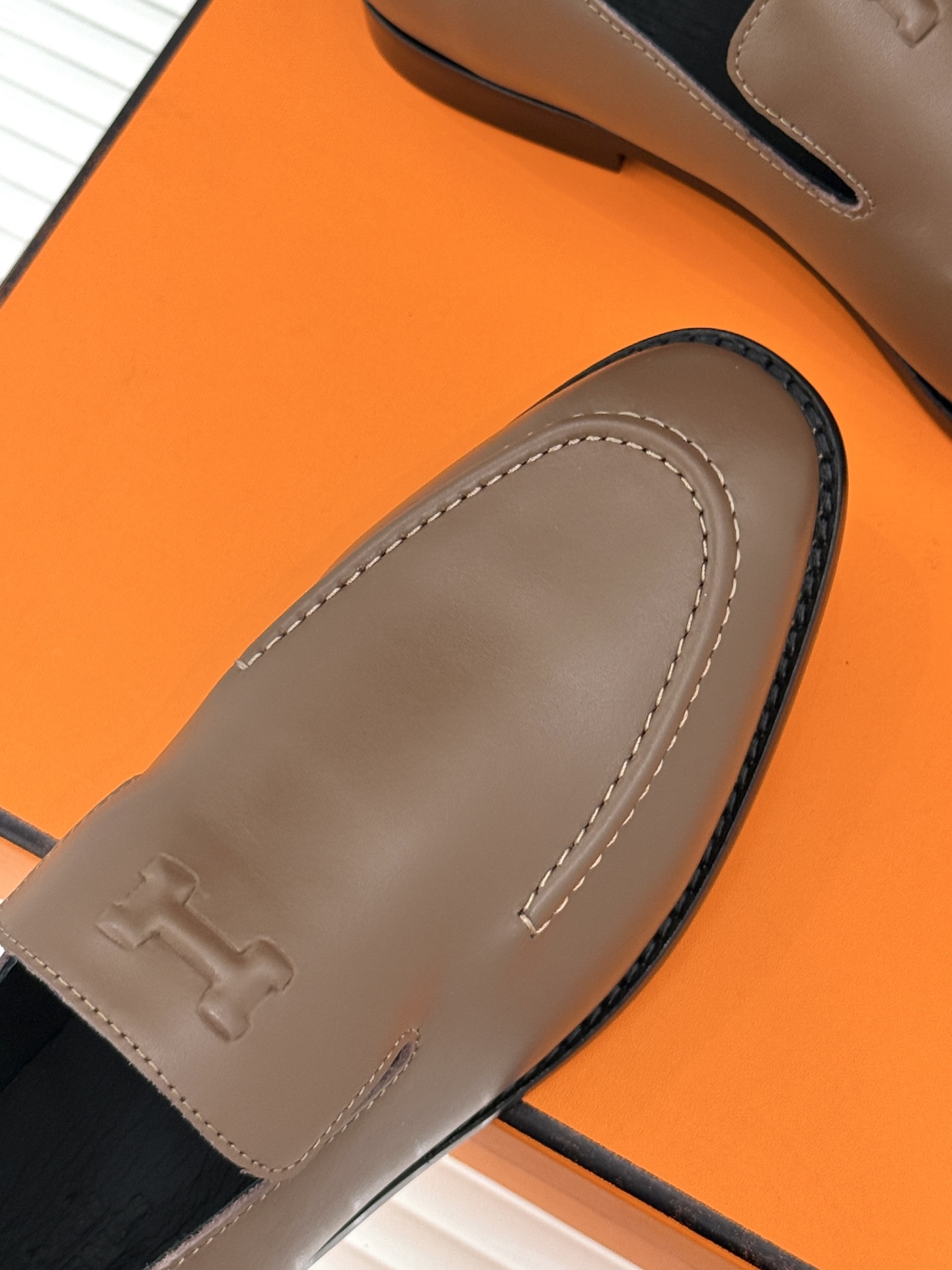 Hermès/爱马仕26WF新品 复古压印H平底乐福鞋 压印H标识真的绝 细腻麂皮上脚真的舒服 平底设计好走路 复古氛围 Hermès/爱马仕26WF新品 复古压印H平底乐福鞋 压印H标识真的绝 细腻麂皮上脚真的舒服 平底设计好走路 复古氛围