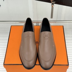 Hermès/爱马仕26WF新品 复古压印H平底乐福鞋 压印H标识真的绝 细腻麂皮上脚真的舒服 平底设计好走路 复古氛围 Hermès/爱马仕26WF新品 复古压印H平底乐福鞋 压印H标识真的绝 细腻麂皮上脚真的舒服 平底设计好走路 复古氛围