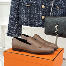 Hermès/爱马仕26WF新品 复古压印H平底乐福鞋 压印H标识真的绝 细腻麂皮上脚真的舒服 平底设计好走路 复古氛围 Hermès/爱马仕26WF新品 复古压印H平底乐福鞋 压印H标识真的绝 细腻麂皮上脚真的舒服 平底设计好走路 复古氛围