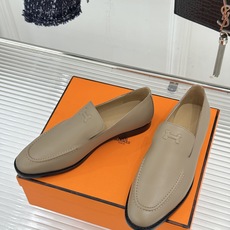Hermès/爱马仕26WF新品 复古压印H平底乐福鞋 压印H标识真的绝 细腻麂皮上脚真的舒服 平底设计好走路 复古氛围 Hermès/爱马仕26WF新品 复古压印H平底乐福鞋 压印H标识真的绝 细腻麂皮上脚真的舒服 平底设计好走路 复古氛围