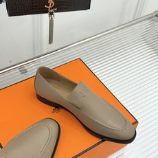Hermès/爱马仕26WF新品 复古压印H平底乐福鞋 压印H标识真的绝 细腻麂皮上脚真的舒服 平底设计好走路 复古氛围 Hermès/爱马仕26WF新品 复古压印H平底乐福鞋 压印H标识真的绝 细腻麂皮上脚真的舒服 平底设计好走路 复古氛围