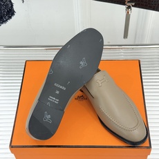 Hermès/爱马仕26WF新品 复古压印H平底乐福鞋 压印H标识真的绝 细腻麂皮上脚真的舒服 平底设计好走路 复古氛围 Hermès/爱马仕26WF新品 复古压印H平底乐福鞋 压印H标识真的绝 细腻麂皮上脚真的舒服 平底设计好走路 复古氛围