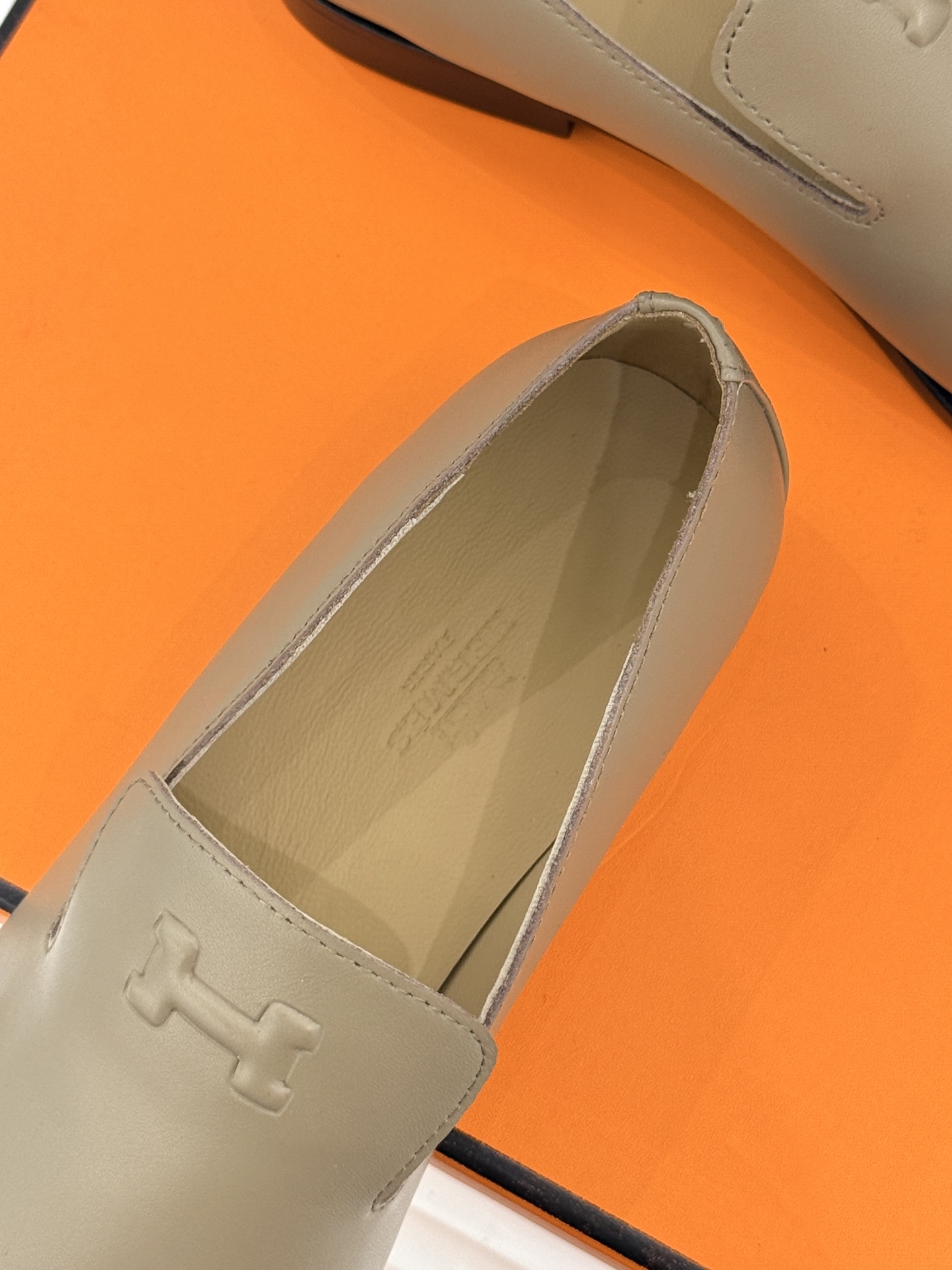 Hermès/爱马仕26WF新品 复古压印H平底乐福鞋 压印H标识真的绝 细腻麂皮上脚真的舒服 平底设计好走路 复古氛围 Hermès/爱马仕26WF新品 复古压印H平底乐福鞋 压印H标识真的绝 细腻麂皮上脚真的舒服 平底设计好走路 复古氛围