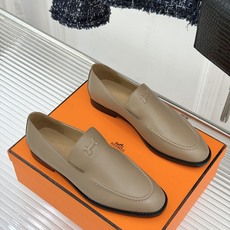 Hermès/爱马仕26WF新品 复古压印H平底乐福鞋 压印H标识真的绝 细腻麂皮上脚真的舒服 平底设计好走路 复古氛围 Hermès/爱马仕26WF新品 复古压印H平底乐福鞋 压印H标识真的绝 细腻麂皮上脚真的舒服 平底设计好走路 复古氛围