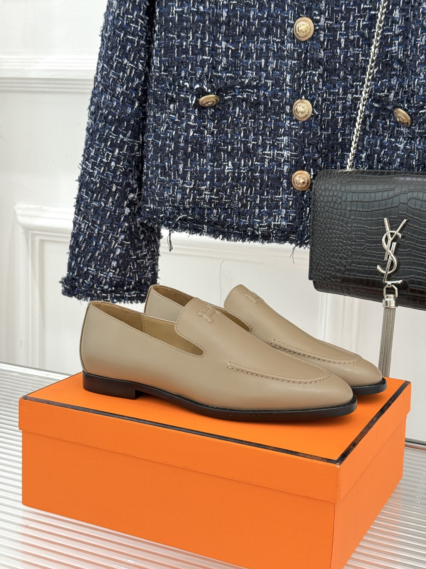 Hermès/爱马仕26WF新品 复古压印H平底乐福鞋 压印H标识真的绝 细腻麂皮上脚真的舒服 平底设计好走路 复古氛围 Hermès/爱马仕26WF新品 复古压印H平底乐福鞋 压印H标识真的绝 细腻麂皮上脚真的舒服 平底设计好走路 复古氛围