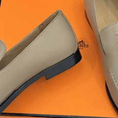 Hermès/爱马仕26WF新品 复古压印H平底乐福鞋 压印H标识真的绝 细腻麂皮上脚真的舒服 平底设计好走路 复古氛围 Hermès/爱马仕26WF新品 复古压印H平底乐福鞋 压印H标识真的绝 细腻麂皮上脚真的舒服 平底设计好走路 复古氛围