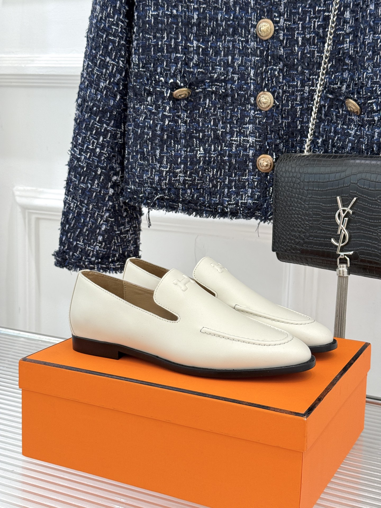 Hermès/爱马仕26WF新品 复古压印H平底乐福鞋 压印H标识真的绝 细腻麂皮上脚真的舒服 平底设计好走路 复古氛围 Hermès/爱马仕26WF新品 复古压印H平底乐福鞋 压印H标识真的绝 细腻麂皮上脚真的舒服 平底设计好走路 复古氛围
