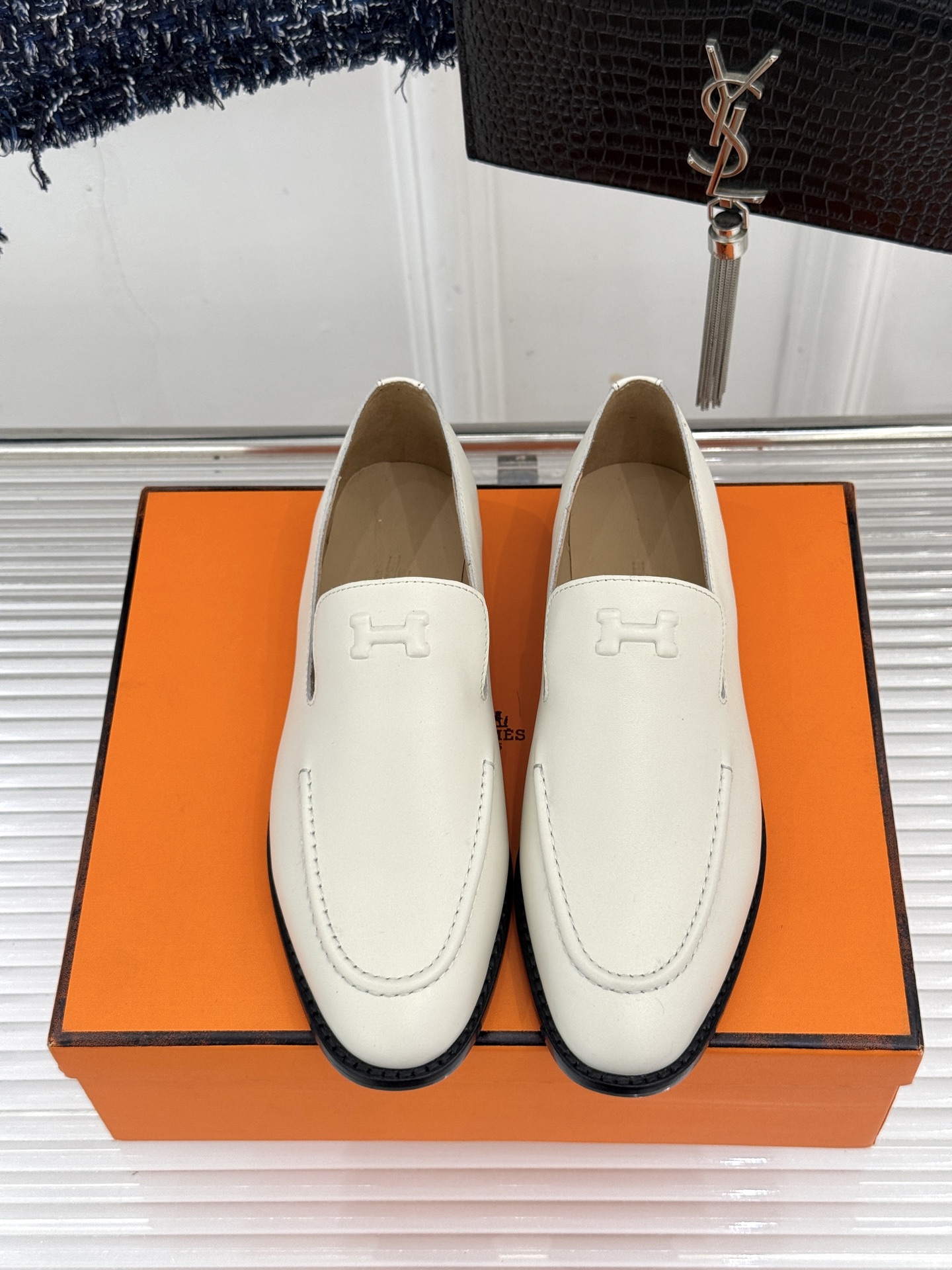 Hermès/爱马仕26WF新品 复古压印H平底乐福鞋 压印H标识真的绝 细腻麂皮上脚真的舒服 平底设计好走路 复古氛围 Hermès/爱马仕26WF新品 复古压印H平底乐福鞋 压印H标识真的绝 细腻麂皮上脚真的舒服 平底设计好走路 复古氛围