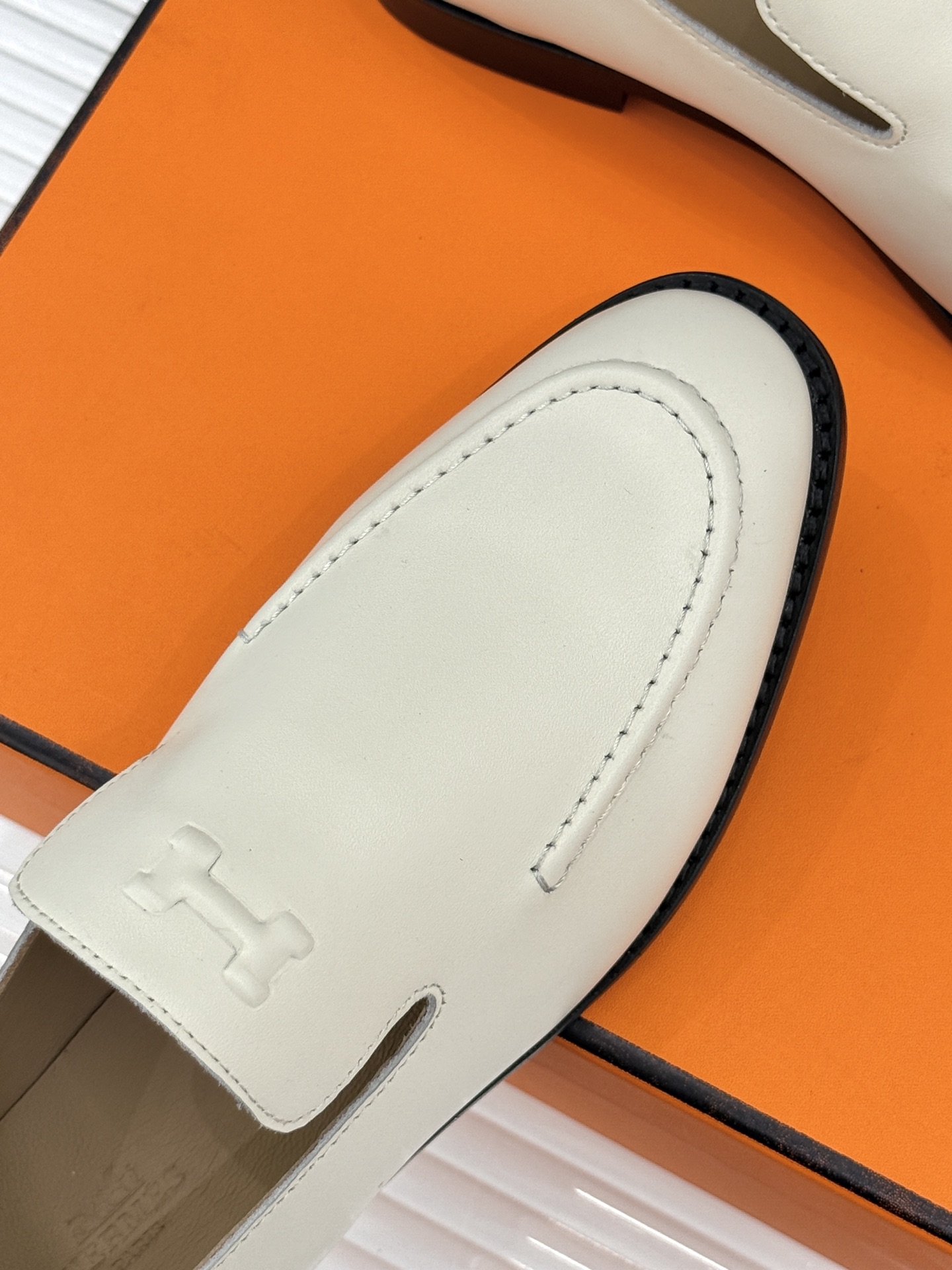 Hermès/爱马仕26WF新品 复古压印H平底乐福鞋 压印H标识真的绝 细腻麂皮上脚真的舒服 平底设计好走路 复古氛围 Hermès/爱马仕26WF新品 复古压印H平底乐福鞋 压印H标识真的绝 细腻麂皮上脚真的舒服 平底设计好走路 复古氛围
