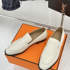Hermès/爱马仕26WF新品 复古压印H平底乐福鞋 压印H标识真的绝 细腻麂皮上脚真的舒服 平底设计好走路 复古氛围 Hermès/爱马仕26WF新品 复古压印H平底乐福鞋 压印H标识真的绝 细腻麂皮上脚真的舒服 平底设计好走路 复古氛围