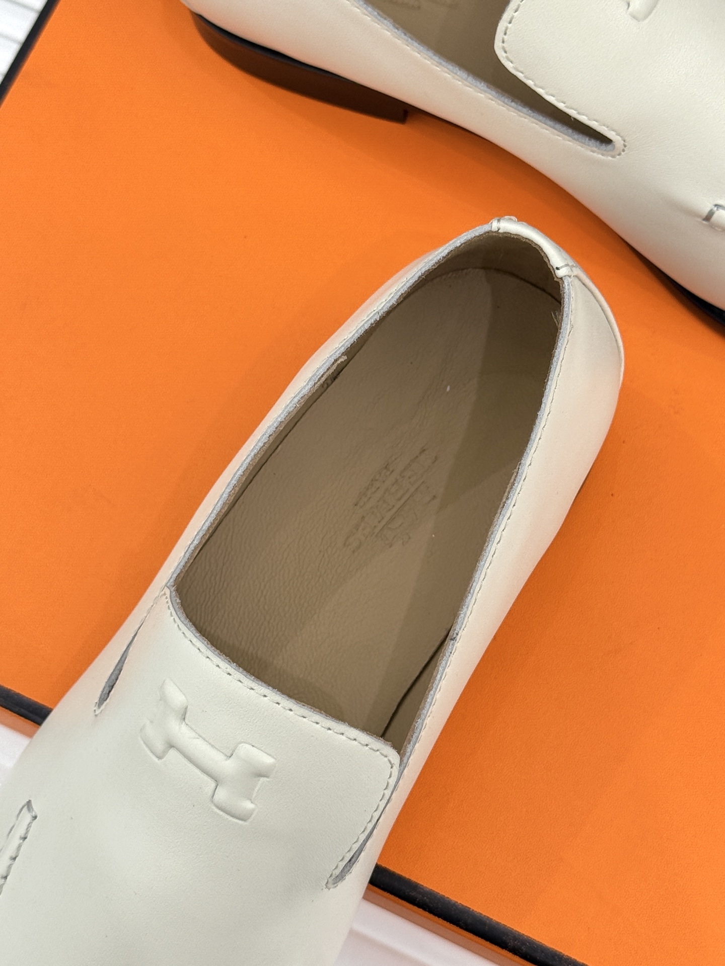 Hermès/爱马仕26WF新品 复古压印H平底乐福鞋 压印H标识真的绝 细腻麂皮上脚真的舒服 平底设计好走路 复古氛围 Hermès/爱马仕26WF新品 复古压印H平底乐福鞋 压印H标识真的绝 细腻麂皮上脚真的舒服 平底设计好走路 复古氛围