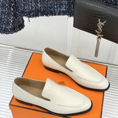 Hermès/爱马仕26WF新品 复古压印H平底乐福鞋 压印H标识真的绝 细腻麂皮上脚真的舒服 平底设计好走路 复古氛围 Hermès/爱马仕26WF新品 复古压印H平底乐福鞋 压印H标识真的绝 细腻麂皮上脚真的舒服 平底设计好走路 复古氛围