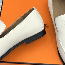 Hermès/爱马仕26WF新品 复古压印H平底乐福鞋 压印H标识真的绝 细腻麂皮上脚真的舒服 平底设计好走路 复古氛围 Hermès/爱马仕26WF新品 复古压印H平底乐福鞋 压印H标识真的绝 细腻麂皮上脚真的舒服 平底设计好走路 复古氛围
