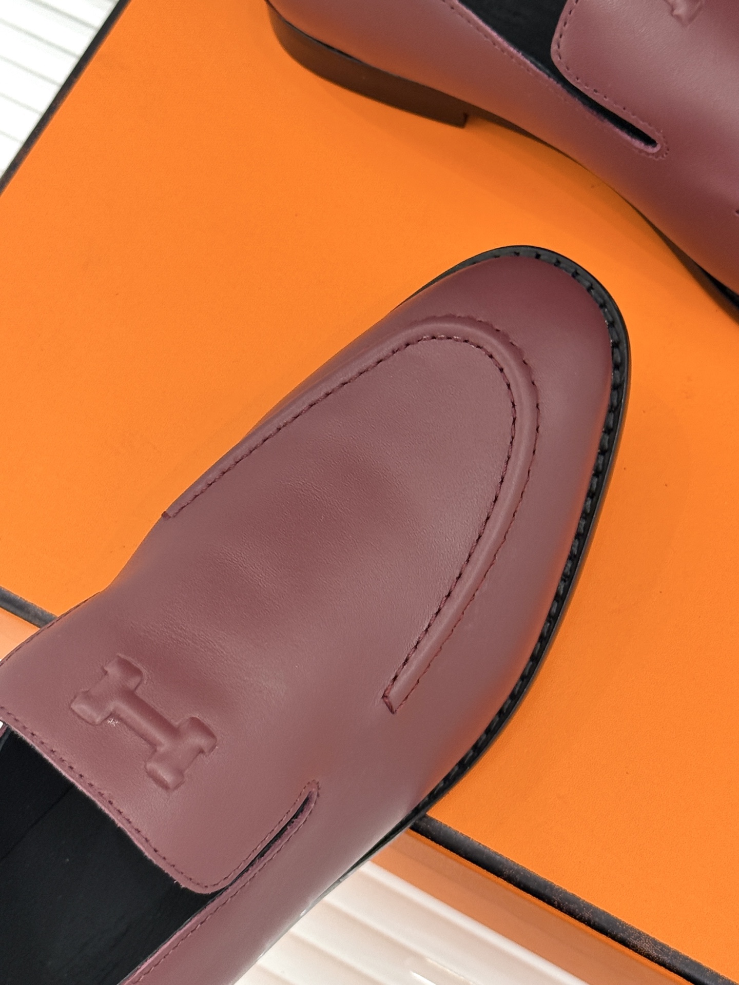Hermès/爱马仕26WF新品 复古压印H平底乐福鞋 压印H标识真的绝 细腻麂皮上脚真的舒服 平底设计好走路 复古氛围