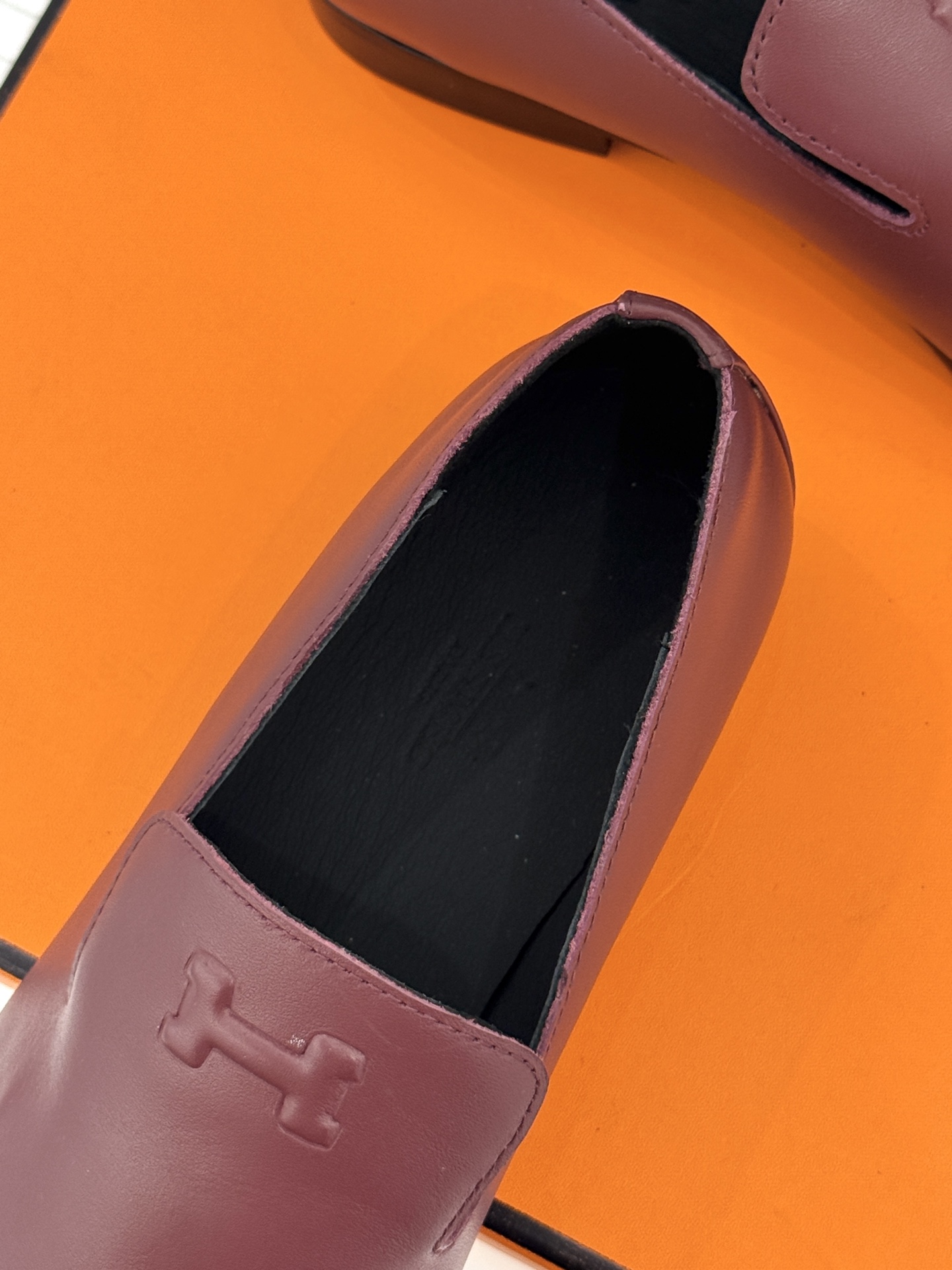 Hermès/爱马仕26WF新品 复古压印H平底乐福鞋 压印H标识真的绝 细腻麂皮上脚真的舒服 平底设计好走路 复古氛围