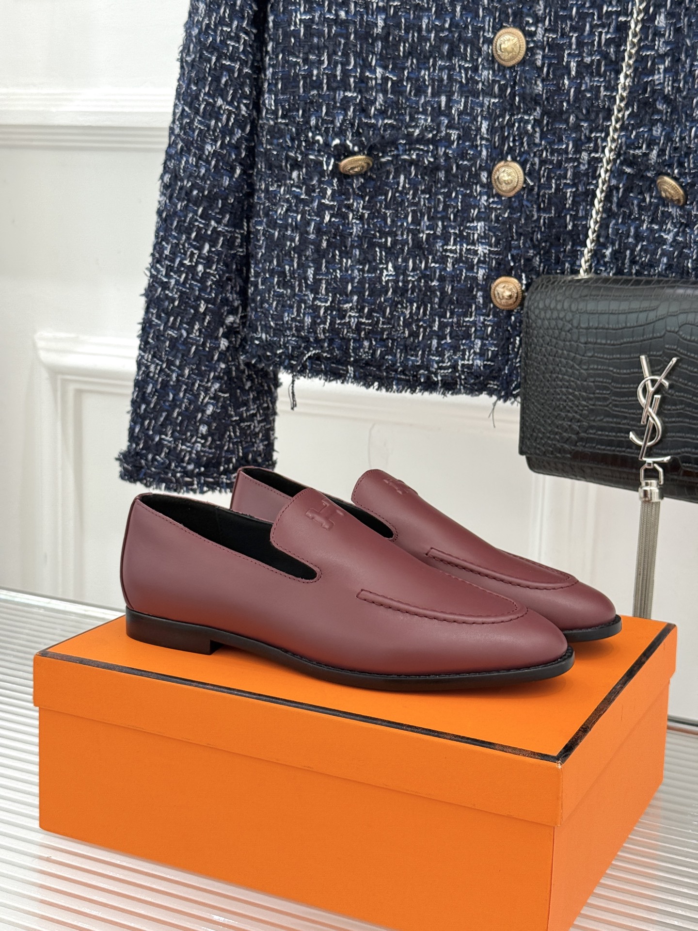 Hermès/爱马仕26WF新品 复古压印H平底乐福鞋 压印H标识真的绝 细腻麂皮上脚真的舒服 平底设计好走路 复古氛围 Hermès/爱马仕26WF新品 复古压印H平底乐福鞋 压印H标识真的绝 细腻麂皮上脚真的舒服 平底设计好走路 复古氛围
