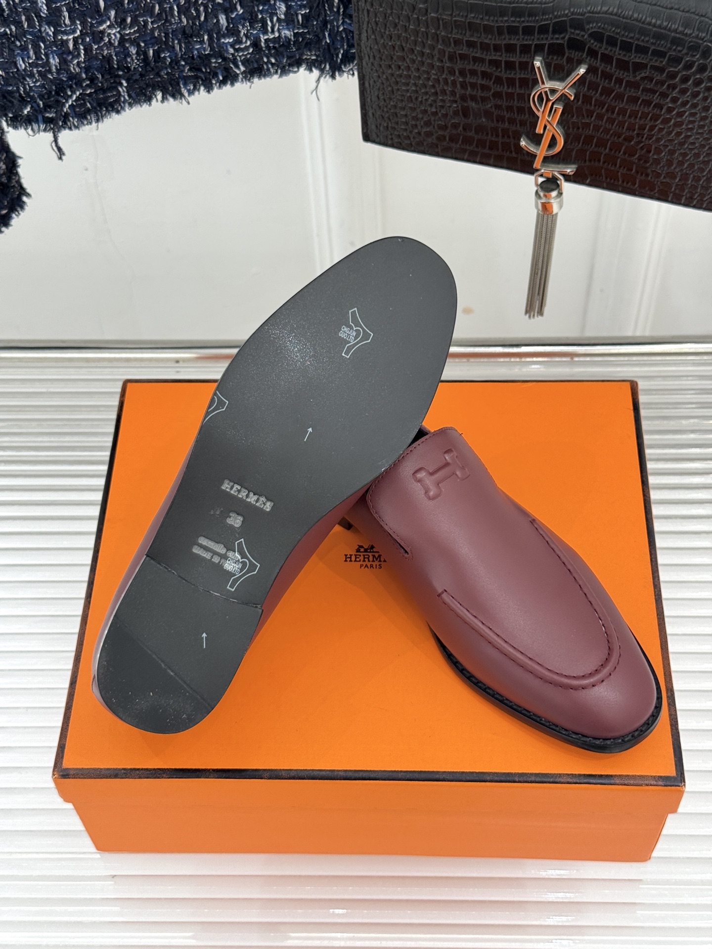 Hermès/爱马仕26WF新品 复古压印H平底乐福鞋 压印H标识真的绝 细腻麂皮上脚真的舒服 平底设计好走路 复古氛围