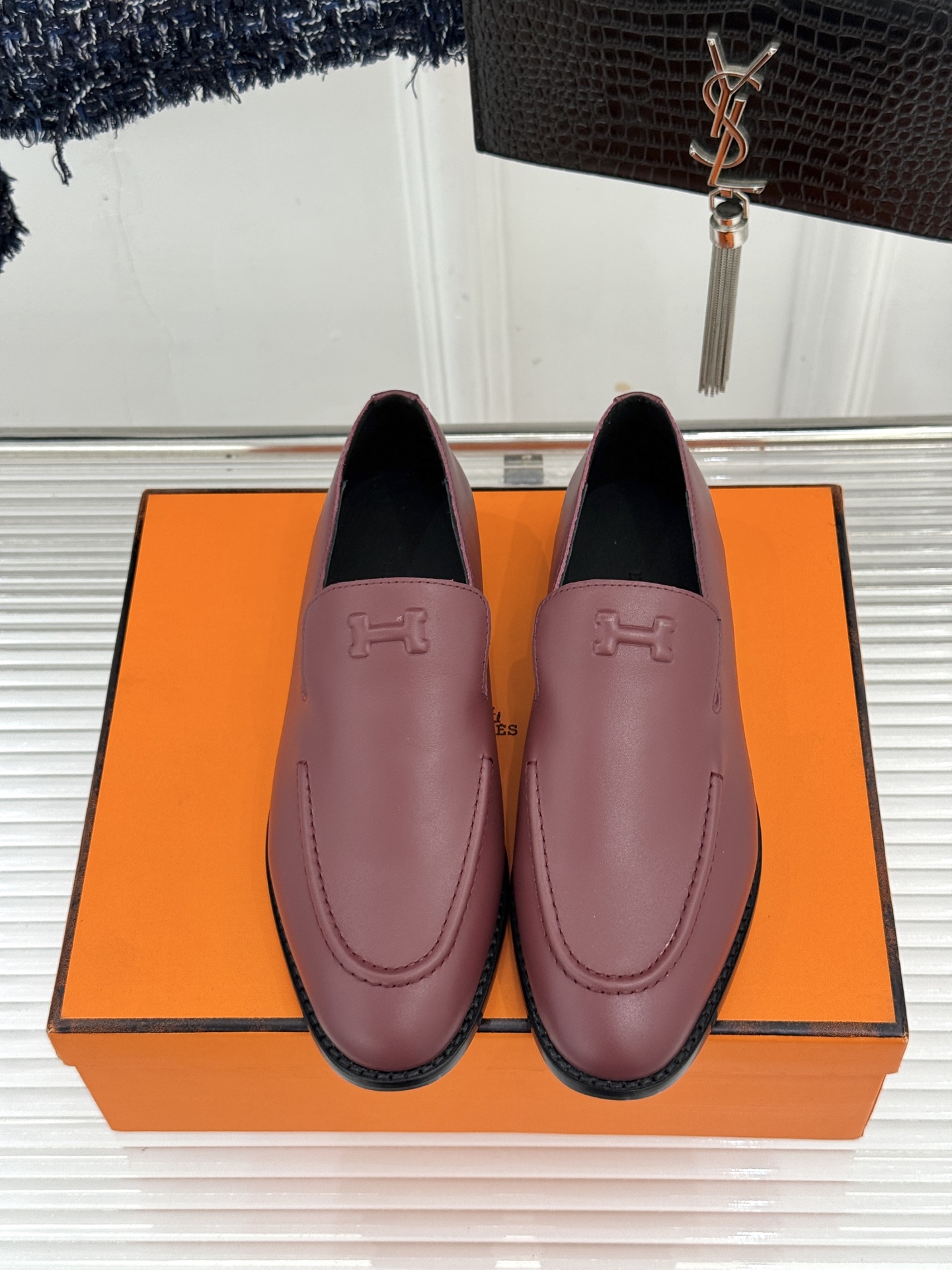Hermès/爱马仕26WF新品 复古压印H平底乐福鞋 压印H标识真的绝 细腻麂皮上脚真的舒服 平底设计好走路 复古氛围