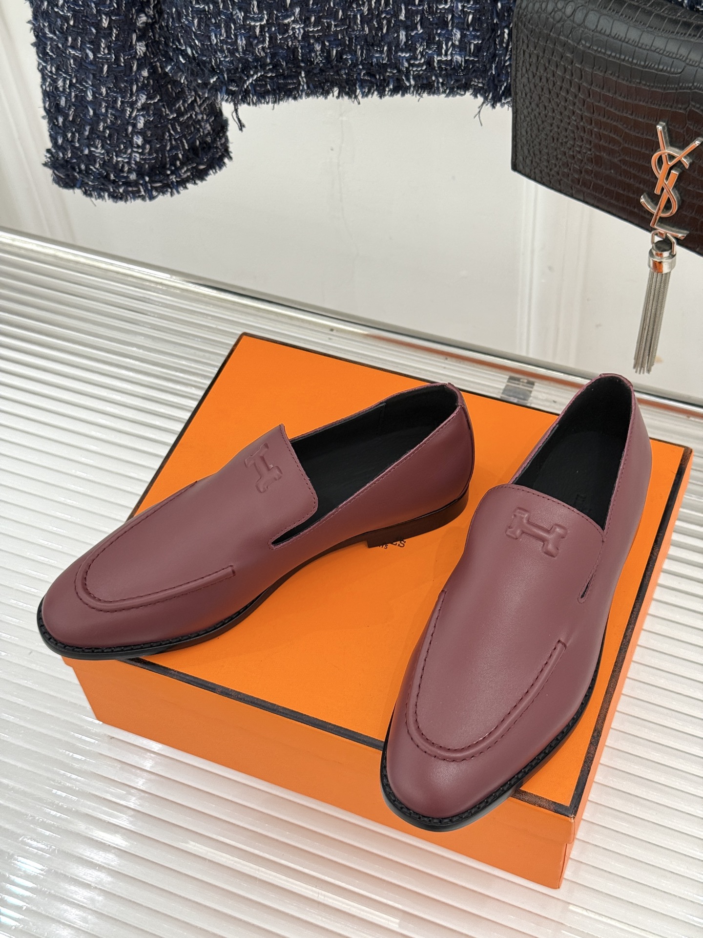 Hermès/爱马仕26WF新品 复古压印H平底乐福鞋 压印H标识真的绝 细腻麂皮上脚真的舒服 平底设计好走路 复古氛围