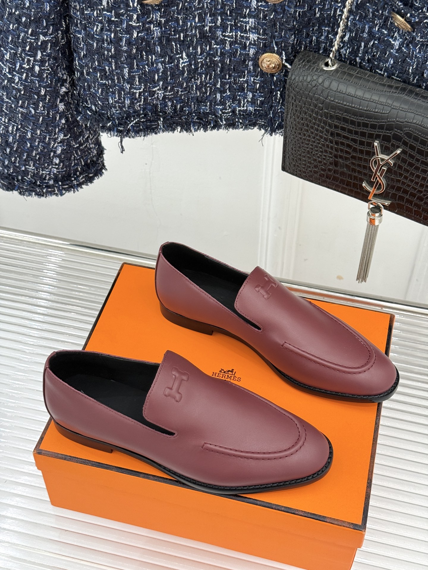 Hermès/爱马仕26WF新品 复古压印H平底乐福鞋 压印H标识真的绝 细腻麂皮上脚真的舒服 平底设计好走路 复古氛围