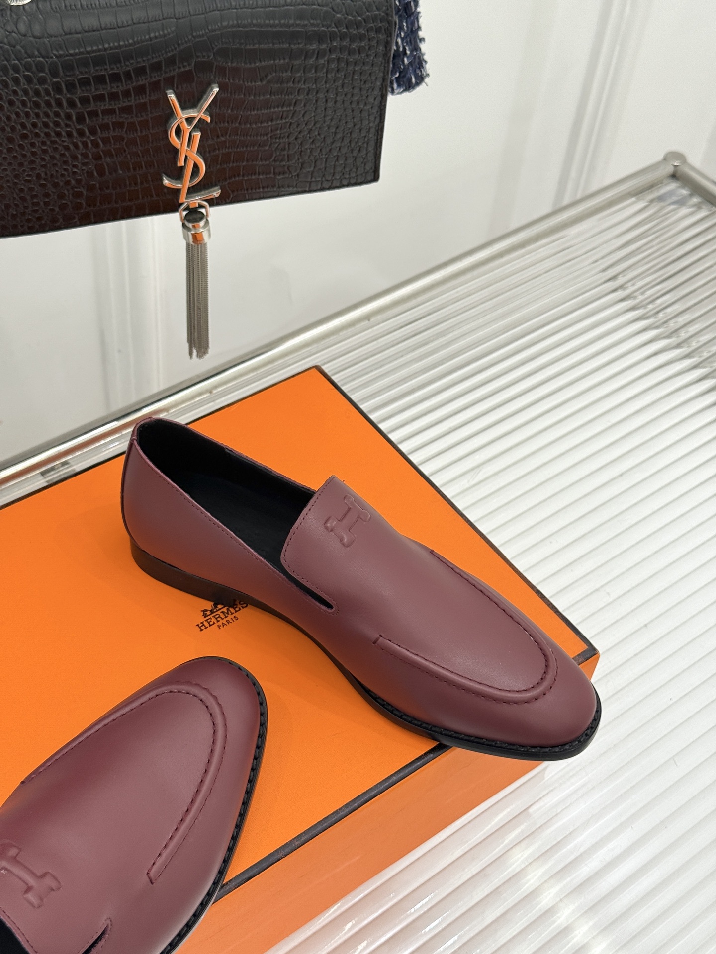 Hermès/爱马仕26WF新品 复古压印H平底乐福鞋 压印H标识真的绝 细腻麂皮上脚真的舒服 平底设计好走路 复古氛围