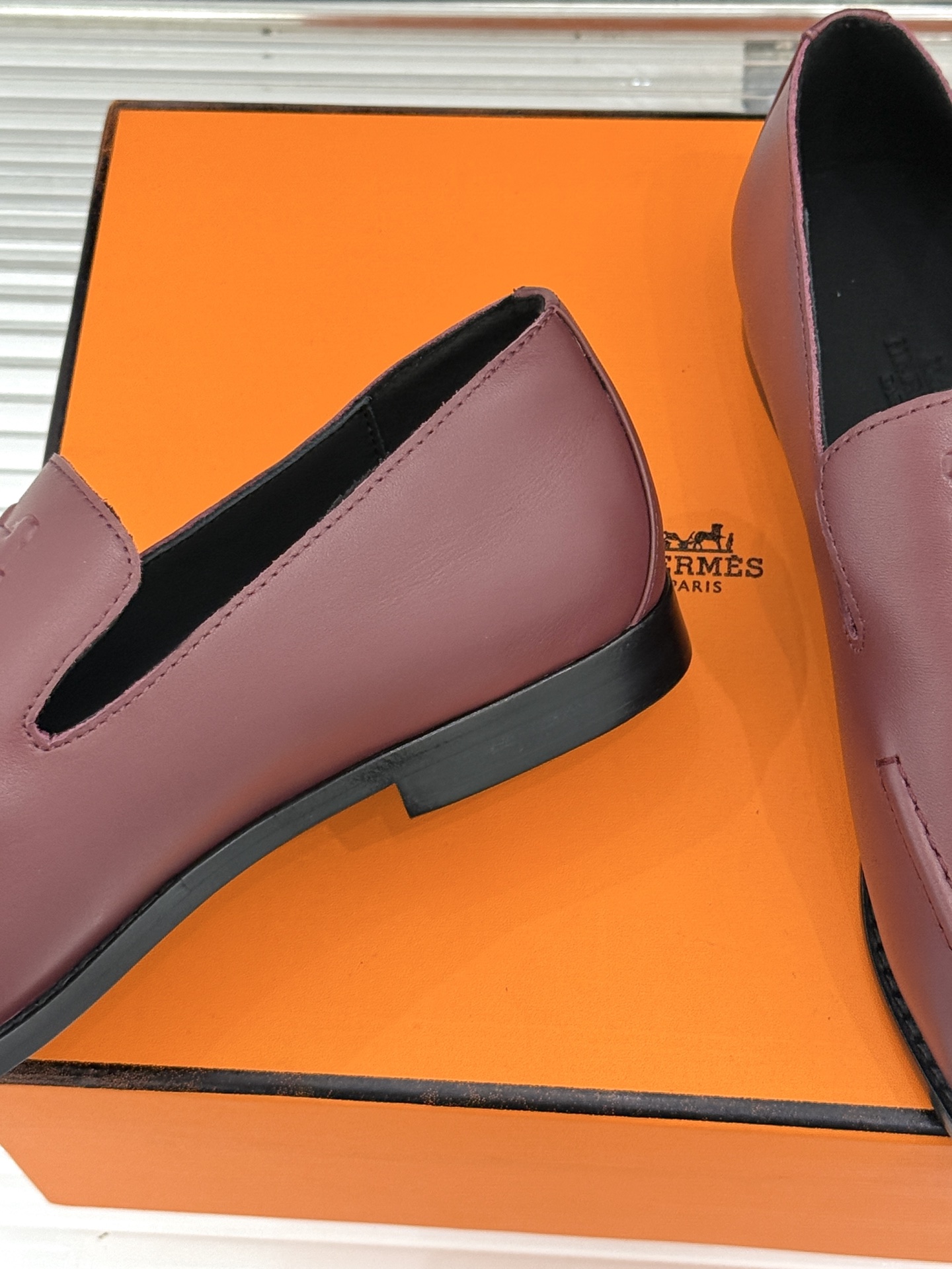 Hermès/爱马仕26WF新品 复古压印H平底乐福鞋 压印H标识真的绝 细腻麂皮上脚真的舒服 平底设计好走路 复古氛围
