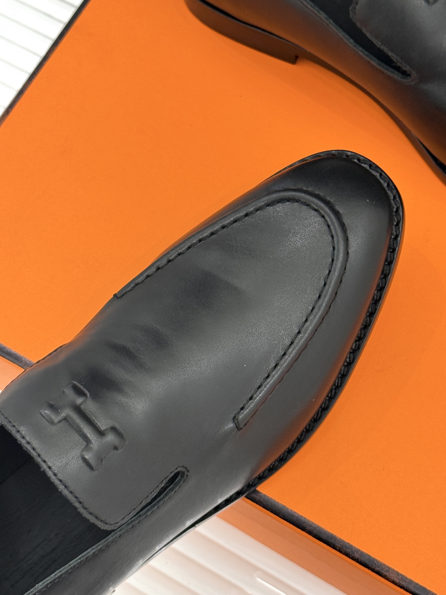Hermès/爱马仕26WF新品 复古压印H平底乐福鞋 压印H标识真的绝 细腻麂皮上脚真的舒服 平底设计好走路 复古氛围 Hermès/爱马仕26WF新品 复古压印H平底乐福鞋 压印H标识真的绝 细腻麂皮上脚真的舒服 平底设计好走路 复古氛围
