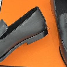 Hermès/爱马仕26WF新品 复古压印H平底乐福鞋 压印H标识真的绝 细腻麂皮上脚真的舒服 平底设计好走路 复古氛围 Hermès/爱马仕26WF新品 复古压印H平底乐福鞋 压印H标识真的绝 细腻麂皮上脚真的舒服 平底设计好走路 复古氛围