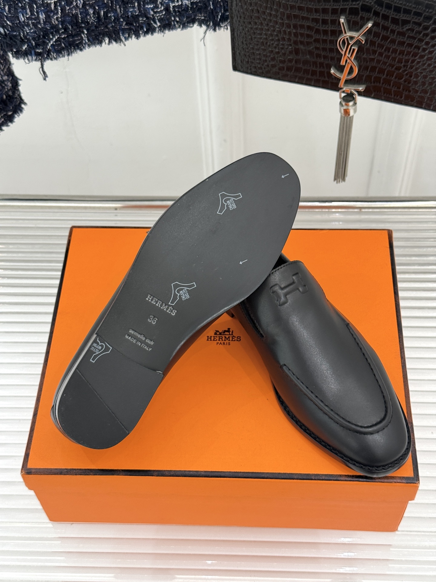 Hermès/爱马仕26WF新品 复古压印H平底乐福鞋 压印H标识真的绝 细腻麂皮上脚真的舒服 平底设计好走路 复古氛围 Hermès/爱马仕26WF新品 复古压印H平底乐福鞋 压印H标识真的绝 细腻麂皮上脚真的舒服 平底设计好走路 复古氛围