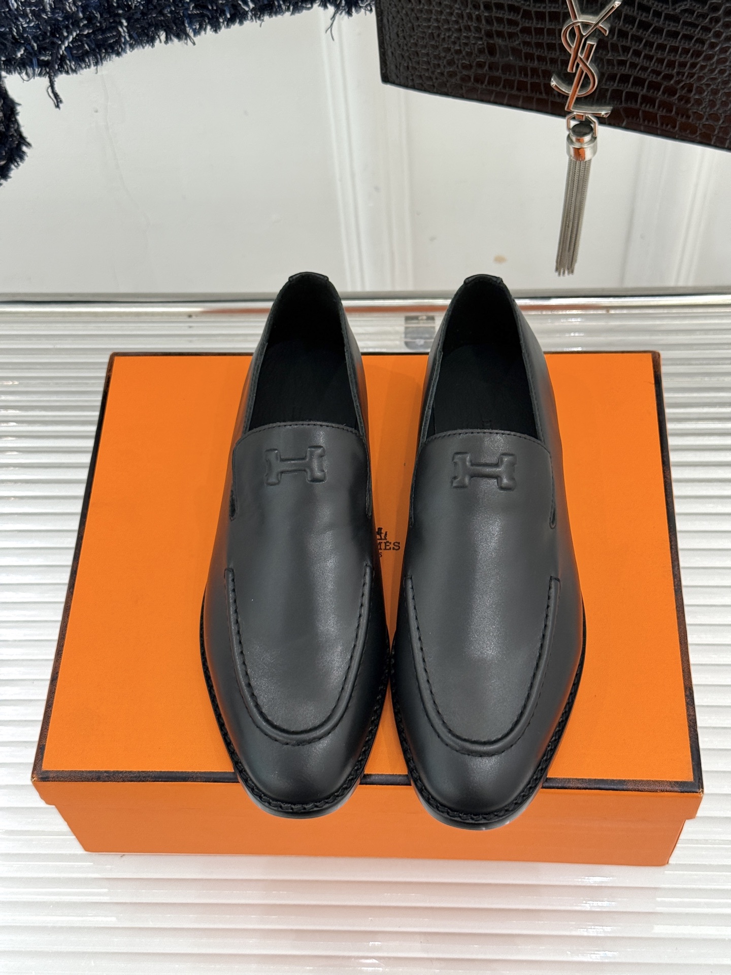 Hermès/爱马仕26WF新品 复古压印H平底乐福鞋 压印H标识真的绝 细腻麂皮上脚真的舒服 平底设计好走路 复古氛围 Hermès/爱马仕26WF新品 复古压印H平底乐福鞋 压印H标识真的绝 细腻麂皮上脚真的舒服 平底设计好走路 复古氛围