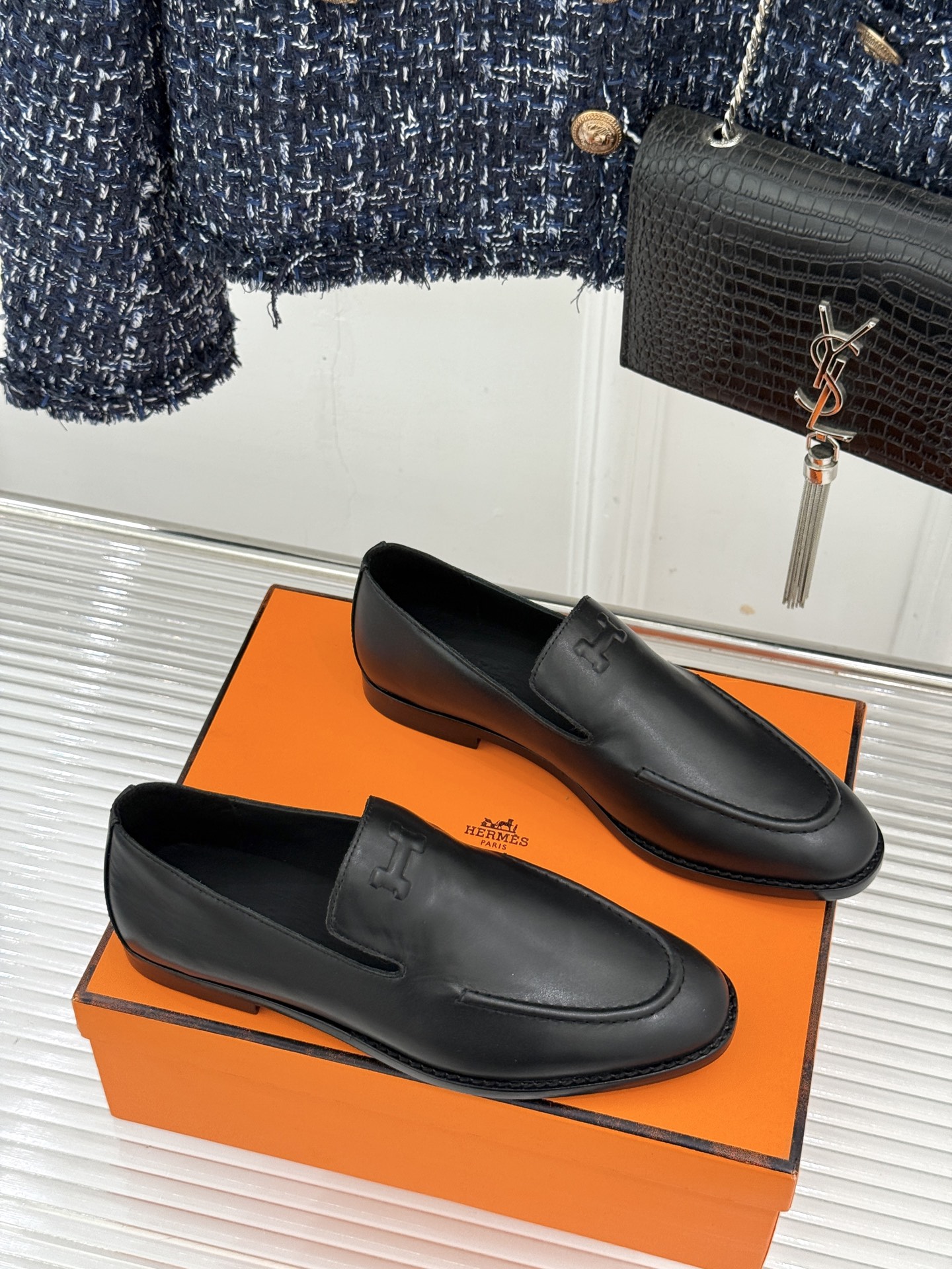 Hermès/爱马仕26WF新品 复古压印H平底乐福鞋 压印H标识真的绝 细腻麂皮上脚真的舒服 平底设计好走路 复古氛围 Hermès/爱马仕26WF新品 复古压印H平底乐福鞋 压印H标识真的绝 细腻麂皮上脚真的舒服 平底设计好走路 复古氛围