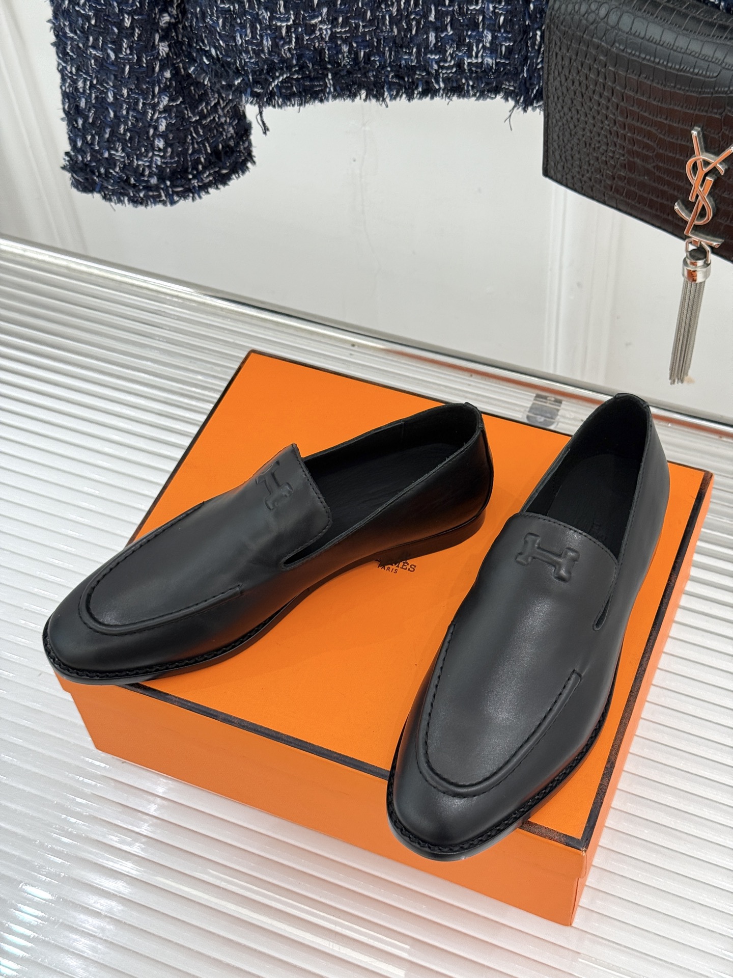 Hermès/爱马仕26WF新品 复古压印H平底乐福鞋 压印H标识真的绝 细腻麂皮上脚真的舒服 平底设计好走路 复古氛围 Hermès/爱马仕26WF新品 复古压印H平底乐福鞋 压印H标识真的绝 细腻麂皮上脚真的舒服 平底设计好走路 复古氛围