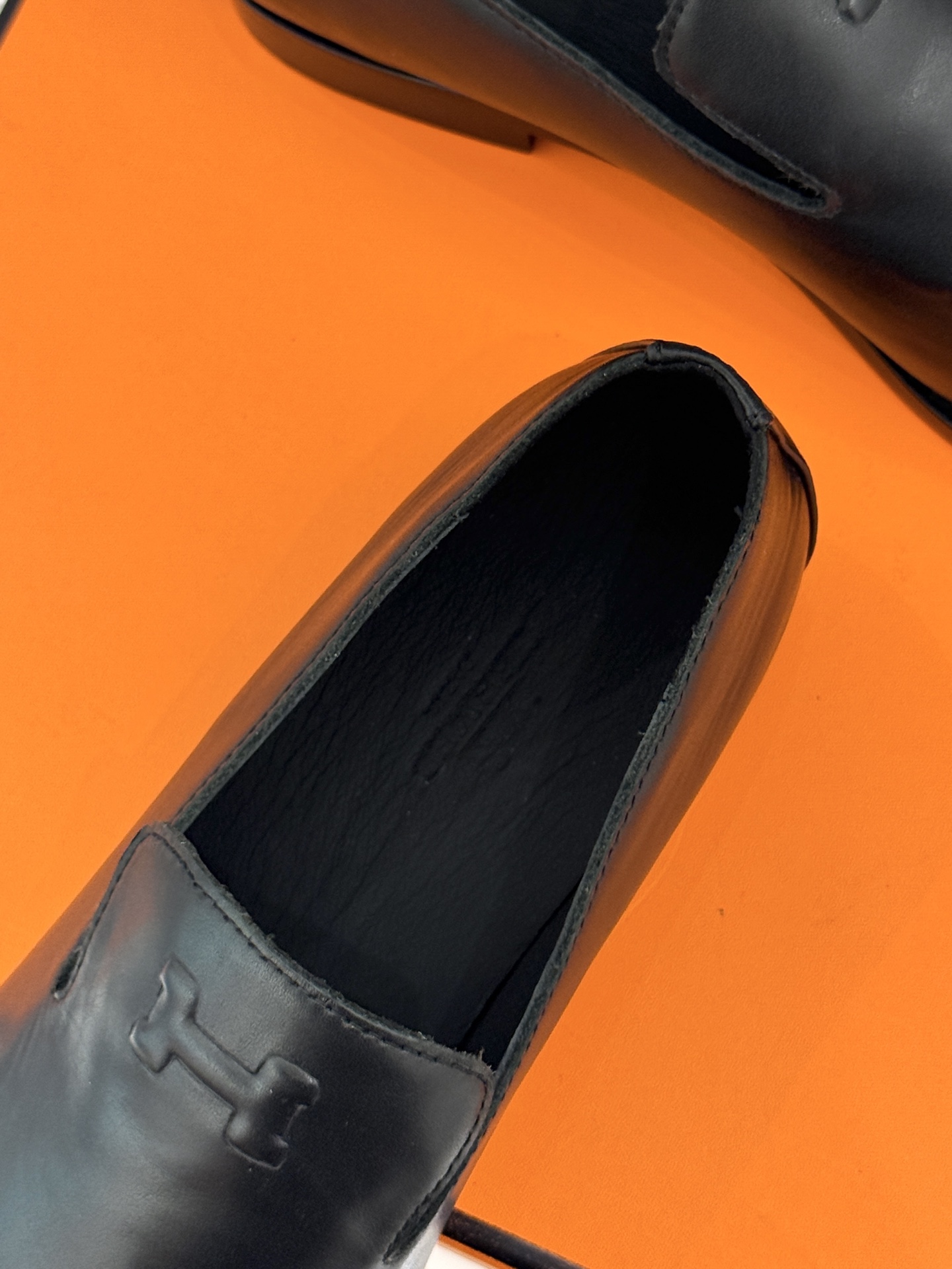 Hermès/爱马仕26WF新品 复古压印H平底乐福鞋 压印H标识真的绝 细腻麂皮上脚真的舒服 平底设计好走路 复古氛围 Hermès/爱马仕26WF新品 复古压印H平底乐福鞋 压印H标识真的绝 细腻麂皮上脚真的舒服 平底设计好走路 复古氛围
