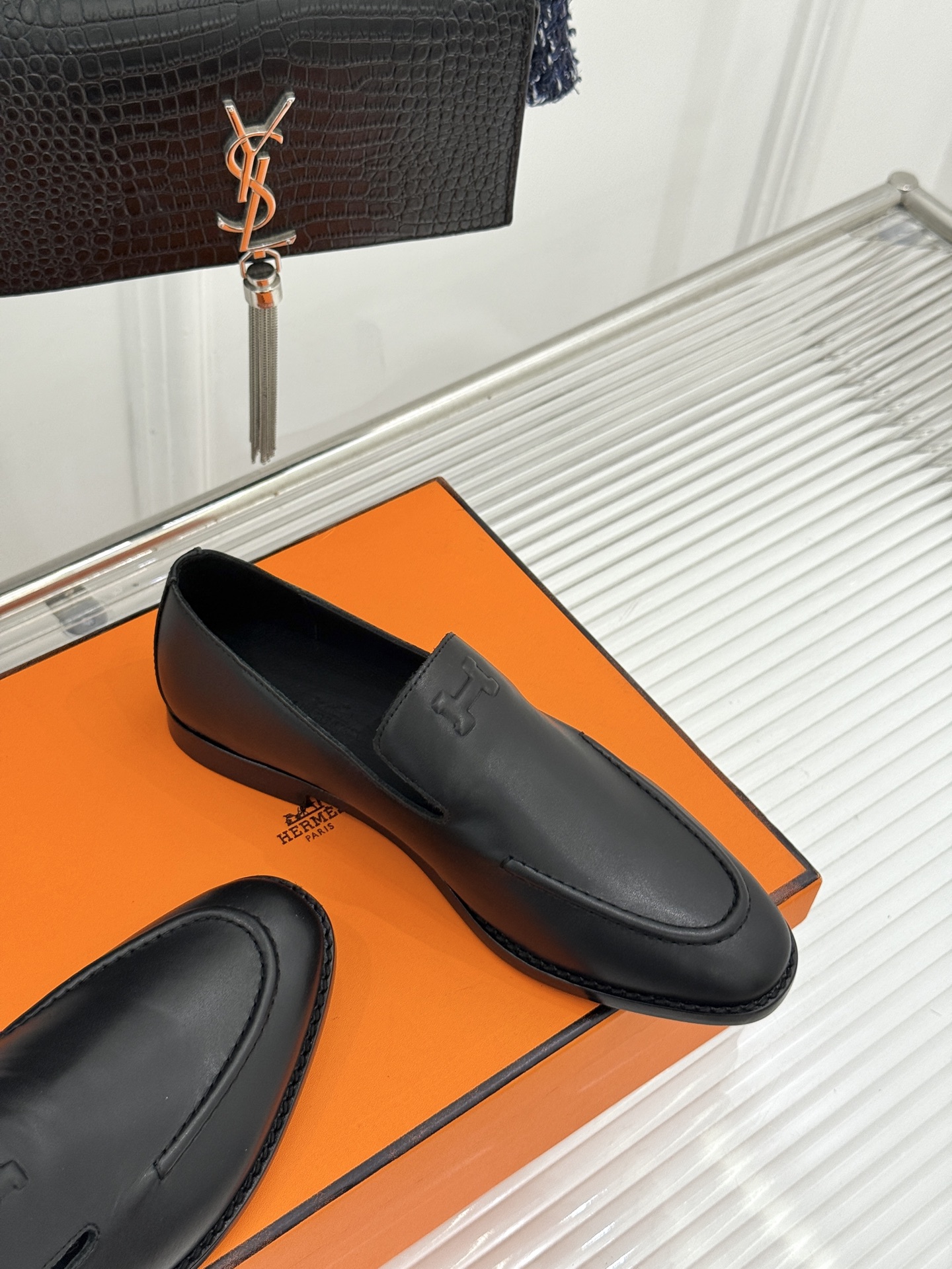 Hermès/爱马仕26WF新品 复古压印H平底乐福鞋 压印H标识真的绝 细腻麂皮上脚真的舒服 平底设计好走路 复古氛围 Hermès/爱马仕26WF新品 复古压印H平底乐福鞋 压印H标识真的绝 细腻麂皮上脚真的舒服 平底设计好走路 复古氛围