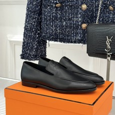 Hermès/爱马仕26WF新品 复古压印H平底乐福鞋 压印H标识真的绝 细腻麂皮上脚真的舒服 平底设计好走路 复古氛围 Hermès/爱马仕26WF新品 复古压印H平底乐福鞋 压印H标识真的绝 细腻麂皮上脚真的舒服 平底设计好走路 复古氛围