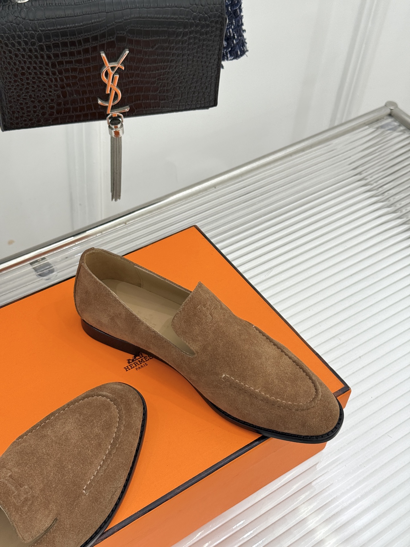Hermès/爱马仕26WF新品 复古压印H平底乐福鞋 压印H标识真的绝 细腻麂皮上脚真的舒服 平底设计好走路 复古氛围