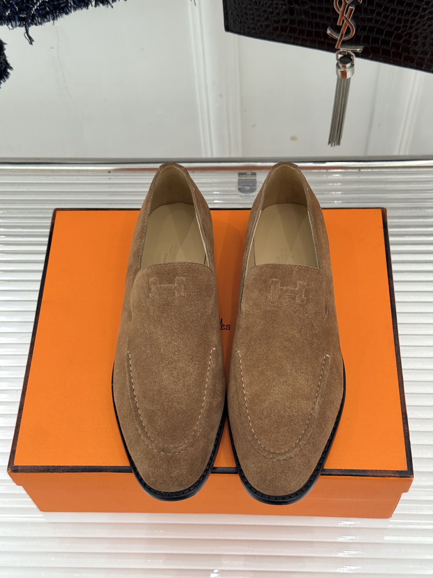 Hermès/爱马仕26WF新品 复古压印H平底乐福鞋 压印H标识真的绝 细腻麂皮上脚真的舒服 平底设计好走路 复古氛围