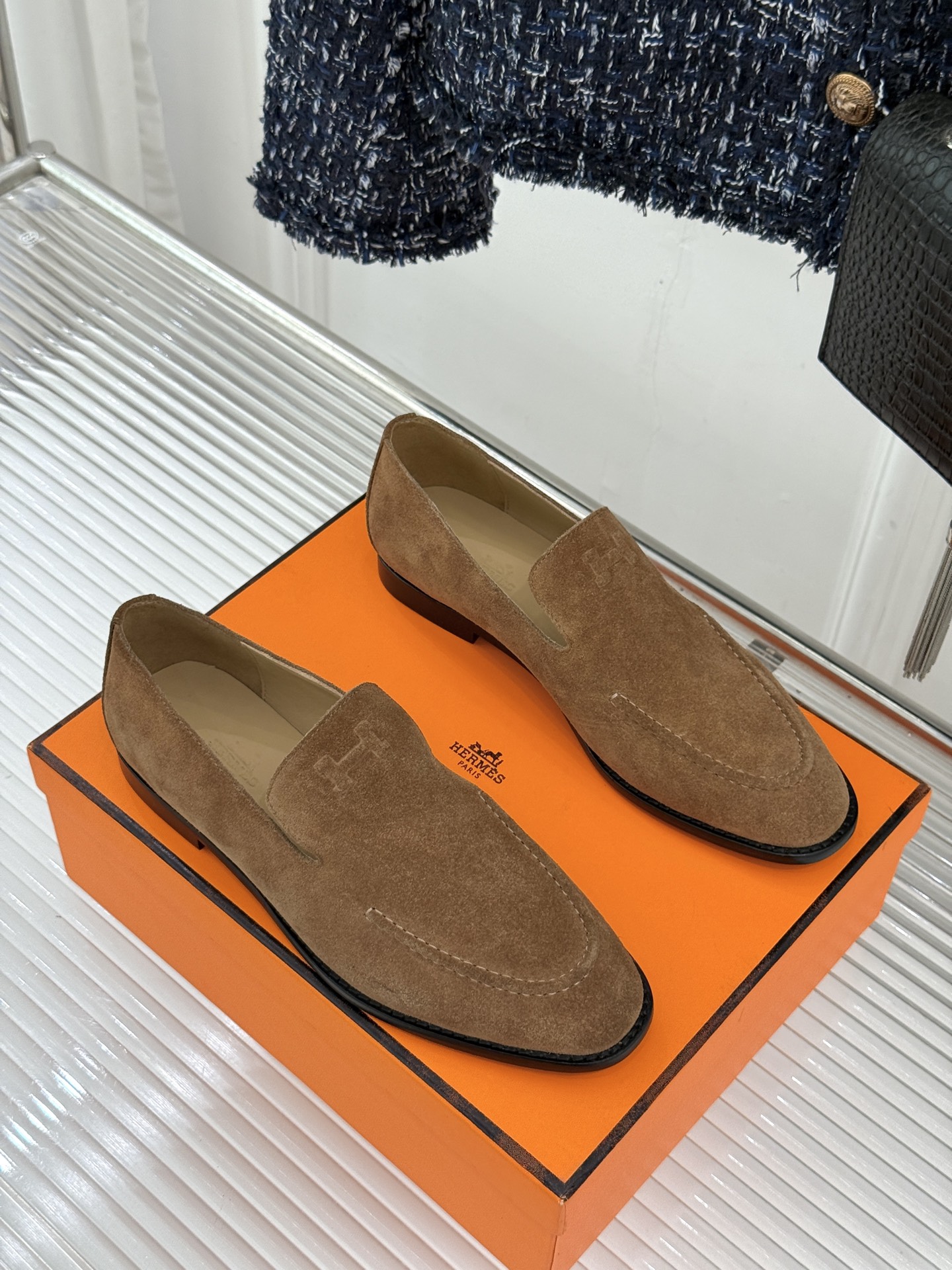 Hermès/爱马仕26WF新品 复古压印H平底乐福鞋 压印H标识真的绝 细腻麂皮上脚真的舒服 平底设计好走路 复古氛围
