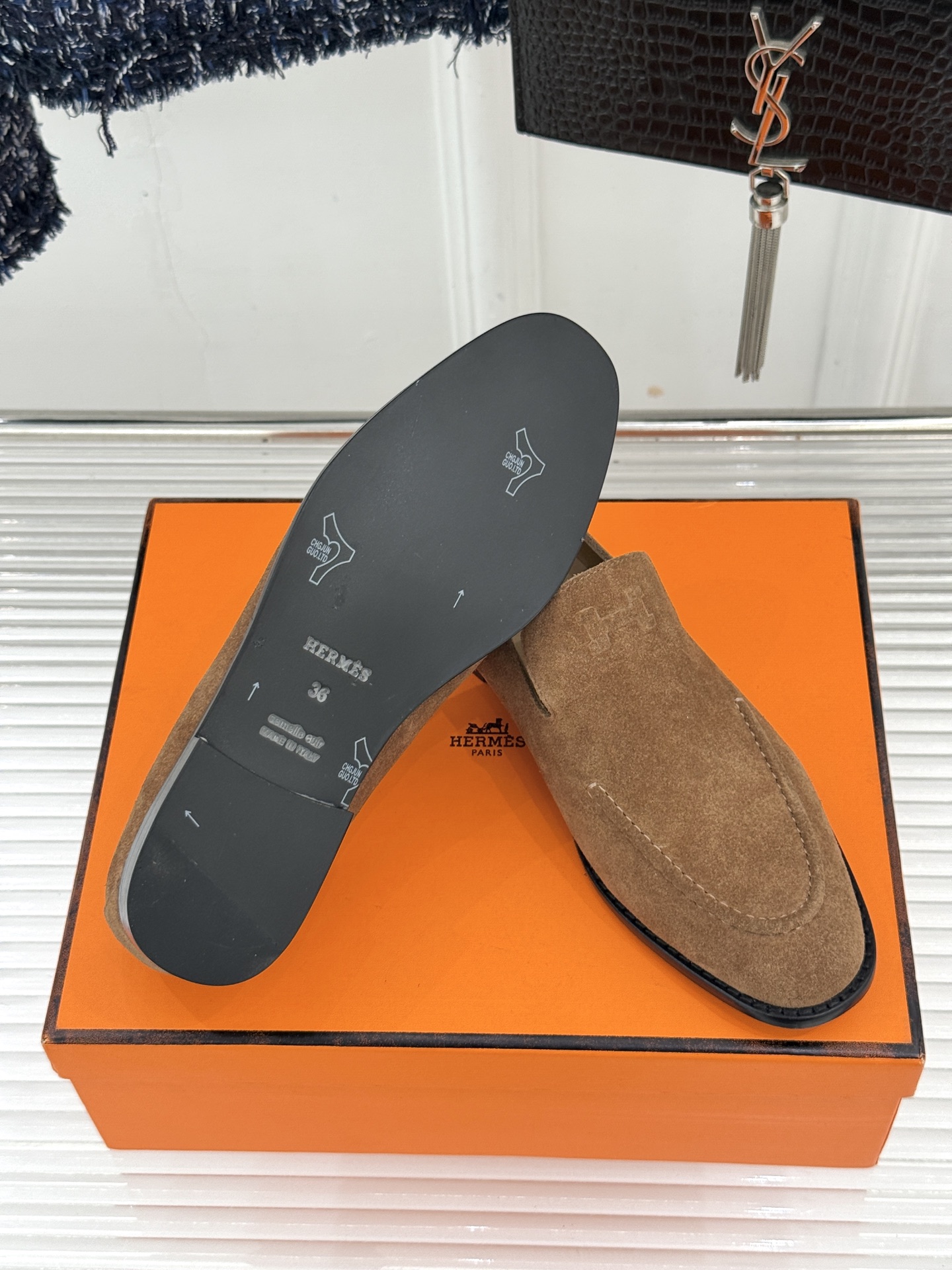 Hermès/爱马仕26WF新品 复古压印H平底乐福鞋 压印H标识真的绝 细腻麂皮上脚真的舒服 平底设计好走路 复古氛围