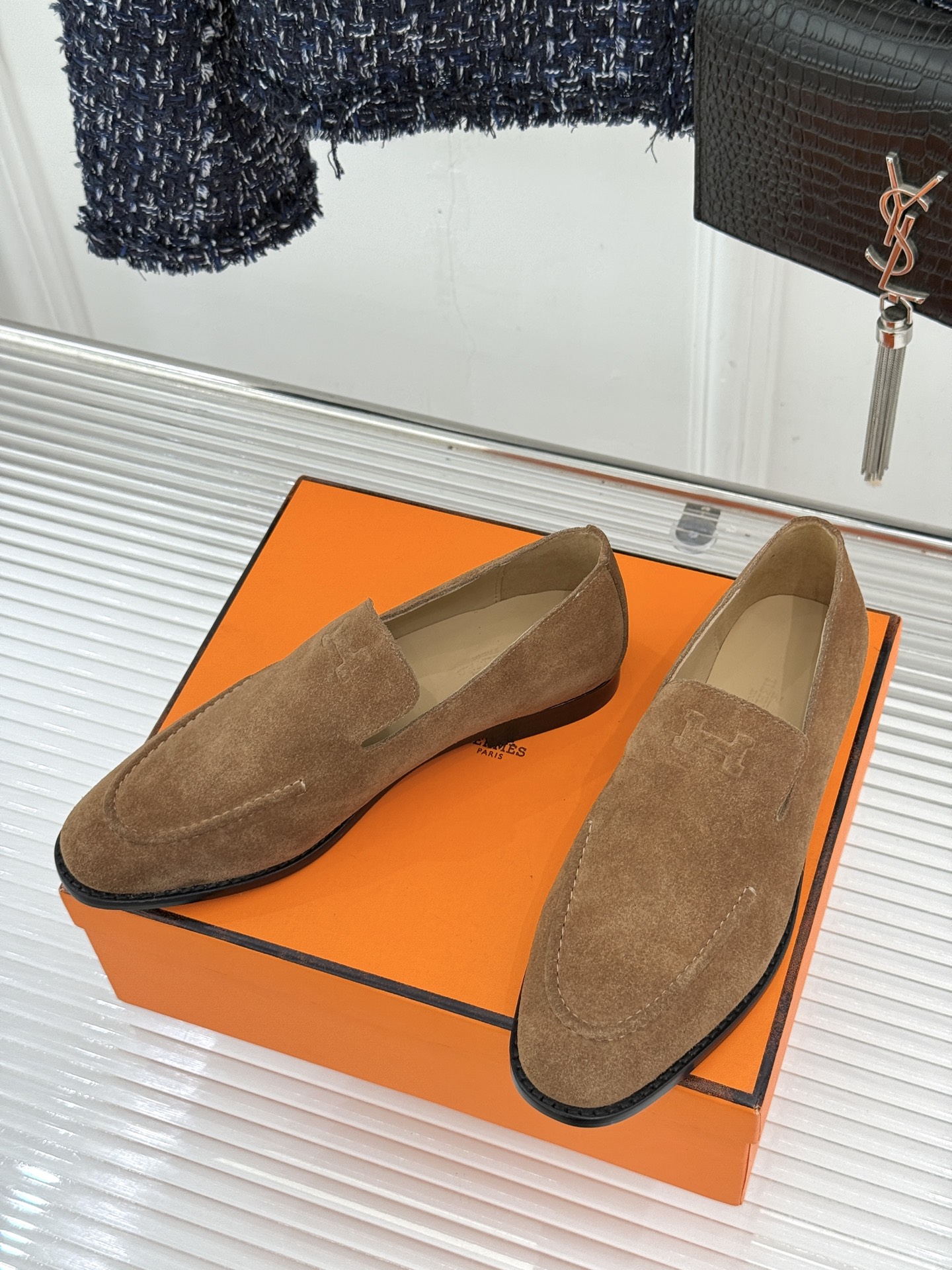 Hermès/爱马仕26WF新品 复古压印H平底乐福鞋 压印H标识真的绝 细腻麂皮上脚真的舒服 平底设计好走路 复古氛围