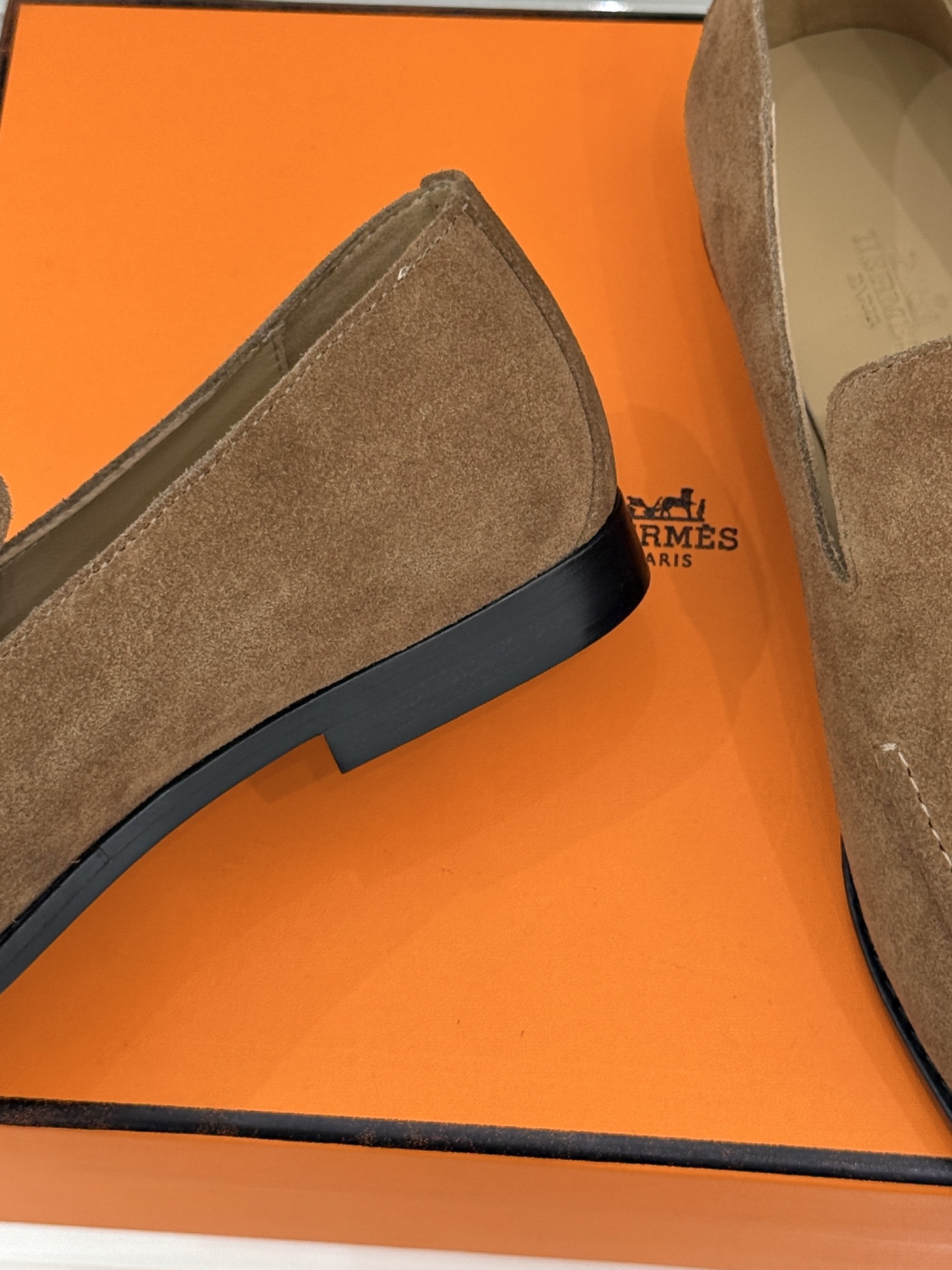 Hermès/爱马仕26WF新品 复古压印H平底乐福鞋 压印H标识真的绝 细腻麂皮上脚真的舒服 平底设计好走路 复古氛围