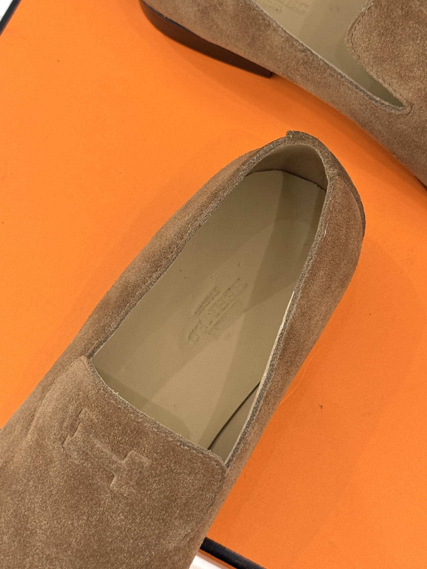 Hermès/爱马仕26WF新品 复古压印H平底乐福鞋 压印H标识真的绝 细腻麂皮上脚真的舒服 平底设计好走路 复古氛围